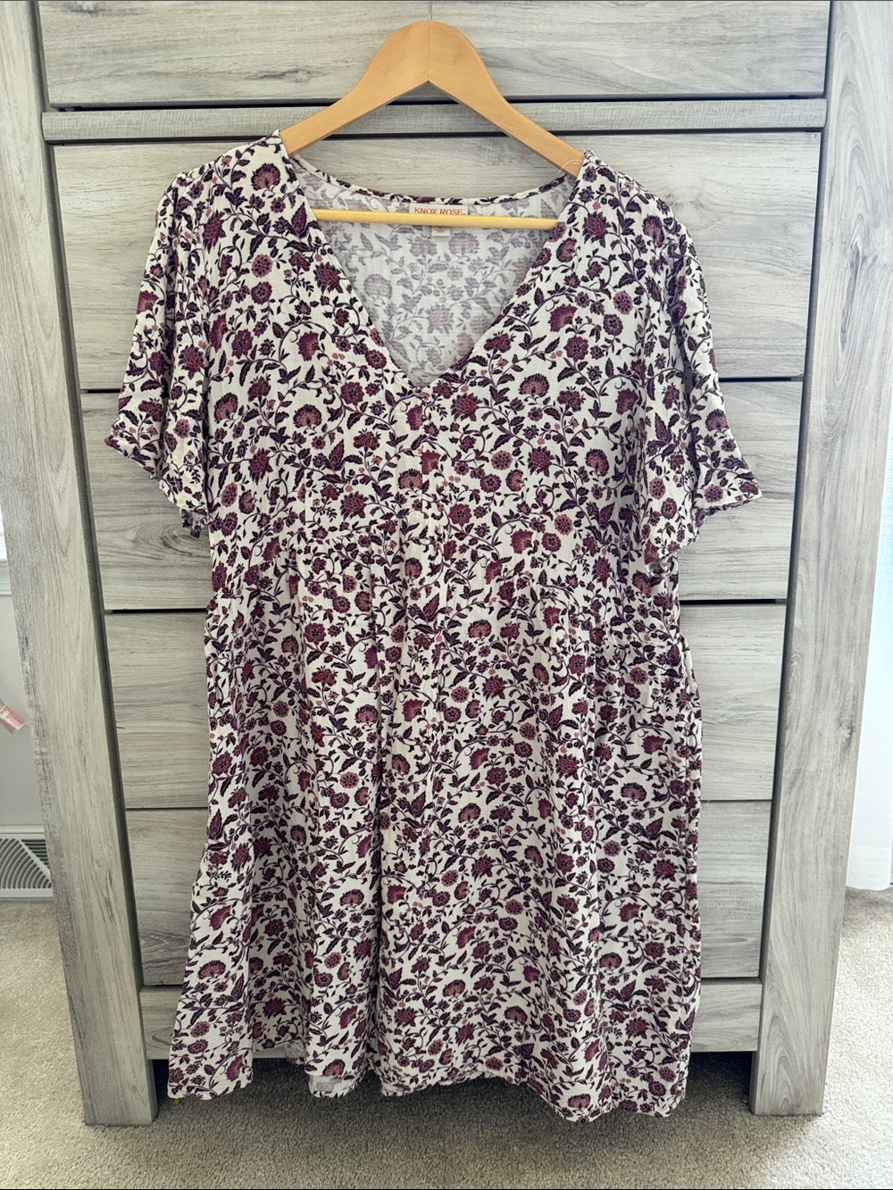 Knox Rose Floral V-Neck Short Sleeve Dress in Cream and Burgundy